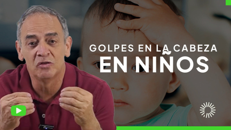 <p>Los golpes en la cabeza pueden asustar a cualquier padre, pero ¿sabes qué hacer y qué NO hacer en estos casos? En este video, el Dr. Jairo Gómez te explicará cómo actuar correctamente cuando tu hijo se golpea la cabeza y qué señales de alarma debes tener en cuenta.<br />
 Aprende:</p>

<ul>
	<li> Cuándo es un golpe leve y cuándo preocuparse.</li>
	<li> Qué hacer inmediatamente después del golpe.</li>
	<li> Errores comunes que pueden empeorar la situación.</li>
</ul>

<p>¡La prevención y el conocimiento pueden marcar la diferencia!<br />
 </p>