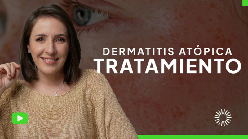 <p>La dermatitis atópica puede ser un desafío, pero con los cuidados adecuados, es posible mejorar la calidad de vida y controlar los brotes. Sigue estos consejos esenciales:</p>

<ul>
	<li>Hidratación intensa y constante – Usa cremas emolientes para reforzar la barrera cutánea.</li>
	<li>Evita irritantes y alérgenos – Prefiere ropa de algodón y productos sin fragancias ni químicos agresivos.</li>
	<li>Baños cortos con agua tibia – Evita el agua caliente, ya que puede resecar y agravar la irritación.</li>
	<li>Manejo del estrés y alimentación saludable – Factores clave en la reducción de brotes.</li>
	<li>Tratamientos dermatológicos – Consulta con un especialista para opciones como cremas médicas, fototerapia o tratamientos avanzados.</li>
</ul>

<p><br />
Con el enfoque correcto, es posible controlar la dermatitis y mejorar la calidad de vida. ¡Descubre más en el video!</p>